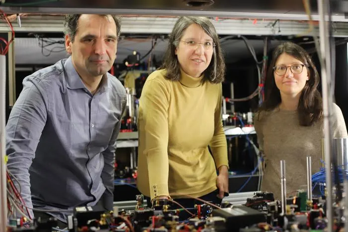 From left to right, Alessio Celi, Leticia Tarruell, and Sarah Hirthe in the Ultracold Quantum Gases lab at ICFO. ©ICFO.